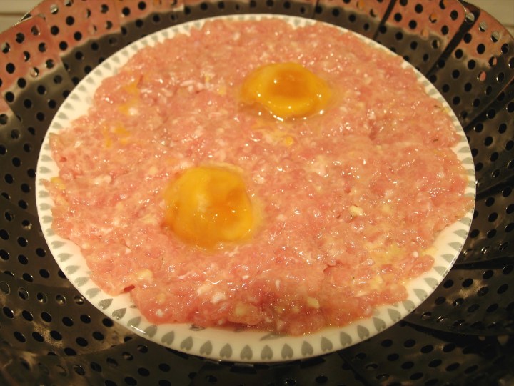 Steamed_pork_mince_salted_eggs